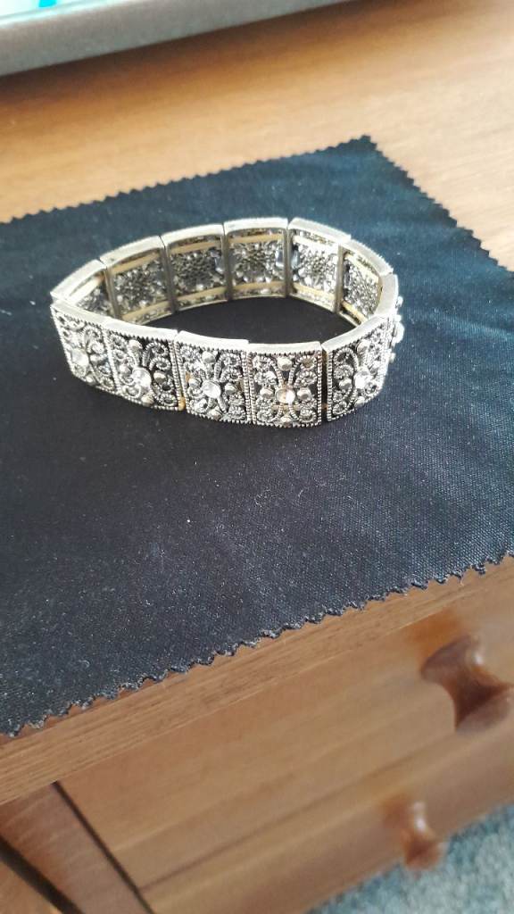 Ladies silver style bracelet 