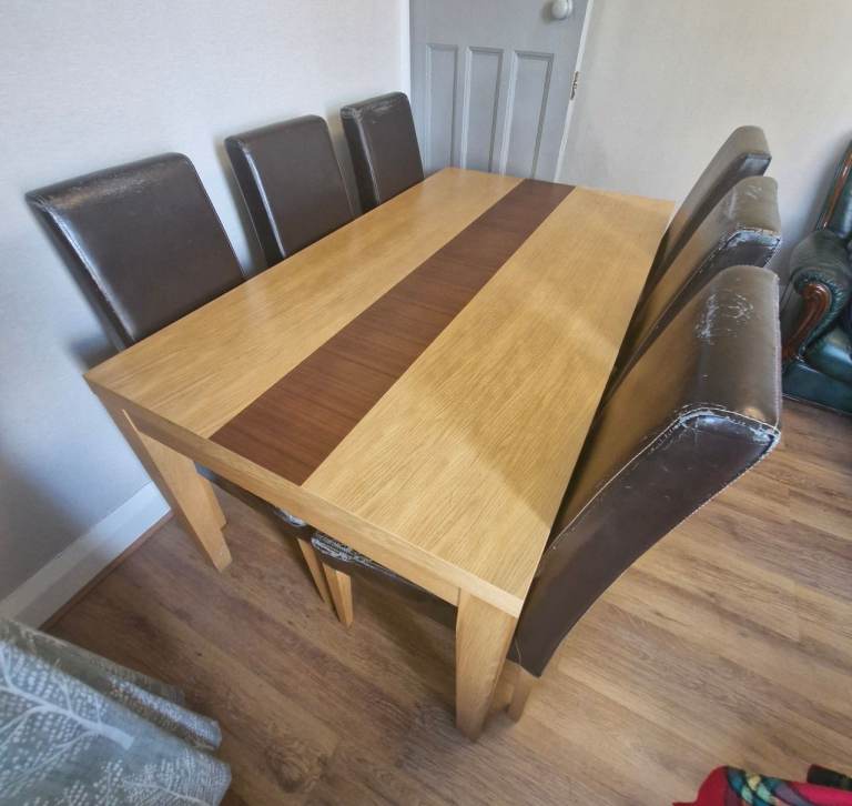 6 person dining table in very good condition