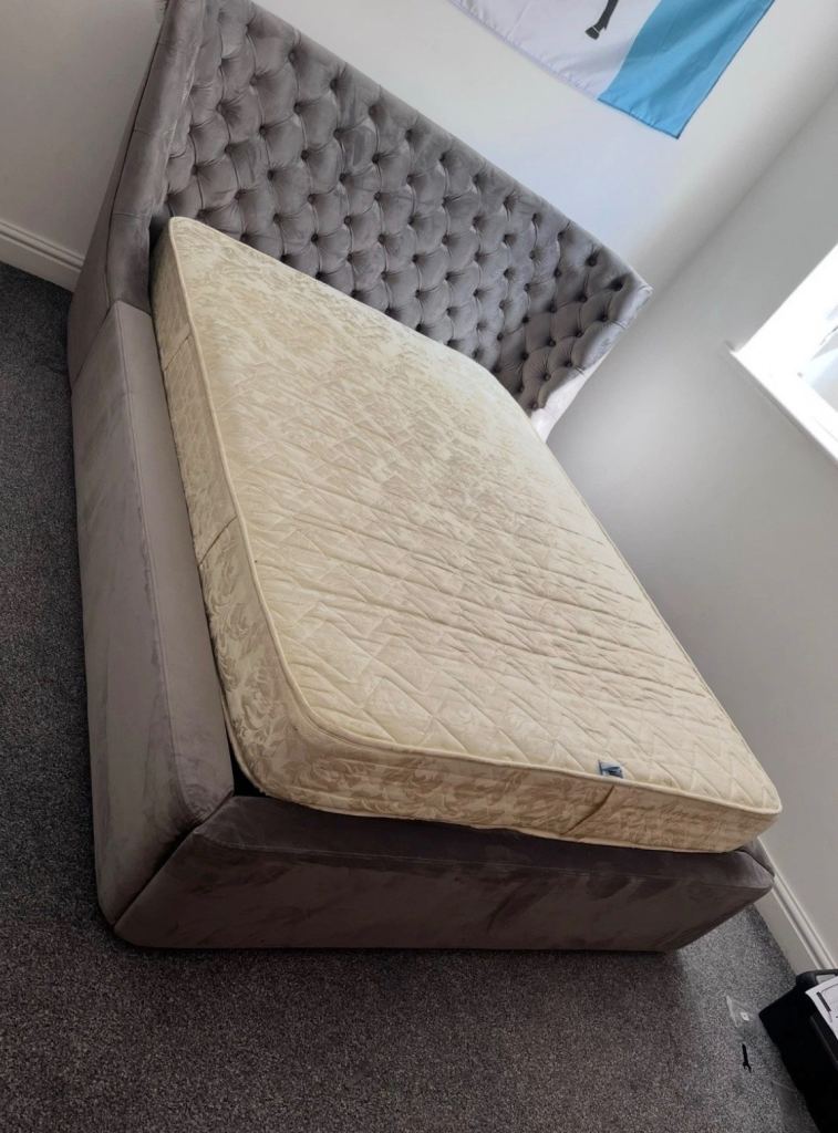 Double ottoman bed 