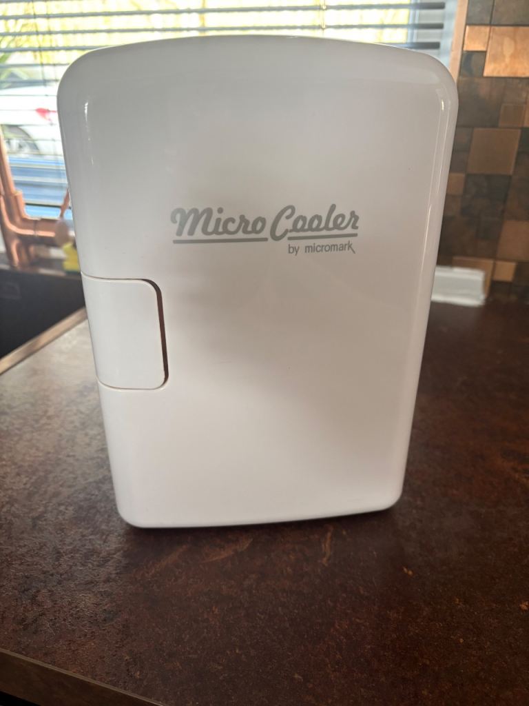 Micro cooler mini fridge 