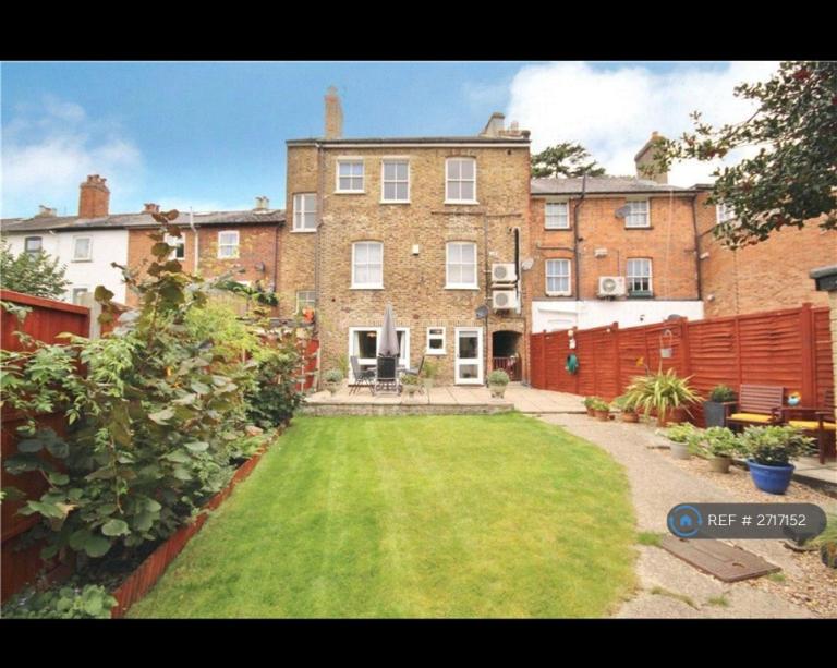 2 bedroom flat in St. Judes Road, Englefield Green, Egham, TW20 (2 bed) (#2717152)