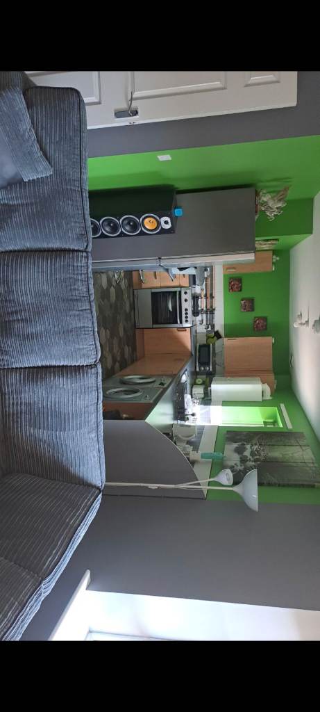 2 bedroom flat top floor 