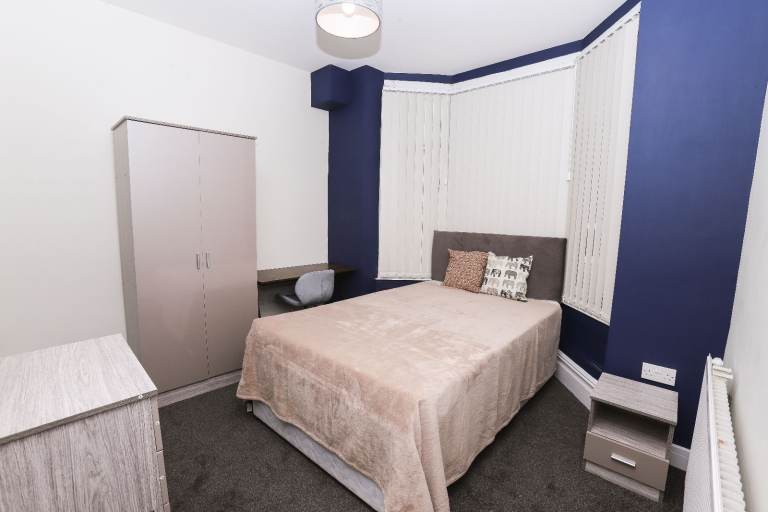 **READY NOW!! NEWLY REFURBISHED HOUSE SHARE, CRESCENT ROAD!!**