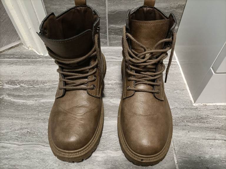 Brown leather boots 