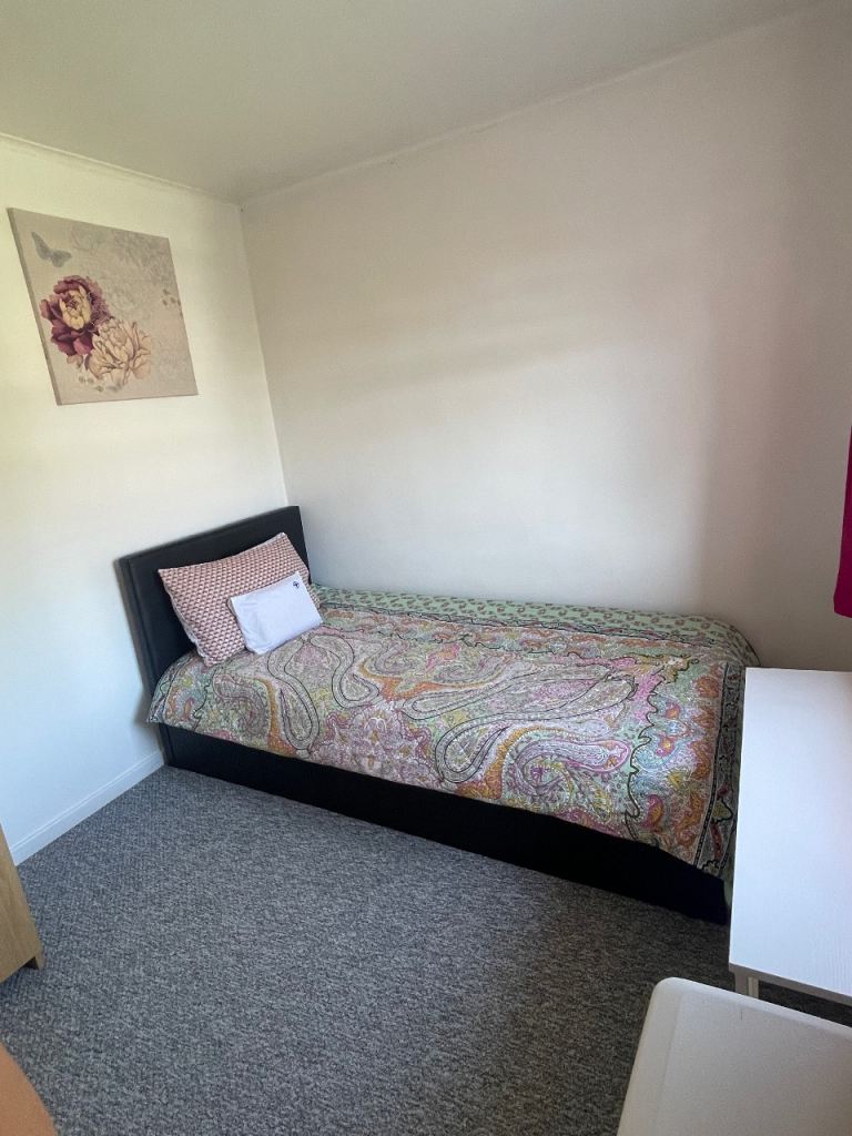 Medium room for rent 