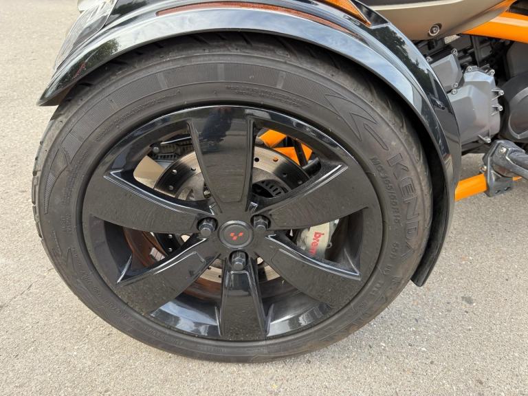 2019 CAN-AM SPYDER F3 S 1330 cc 6 speed semiautomatic trike in liquid titanium