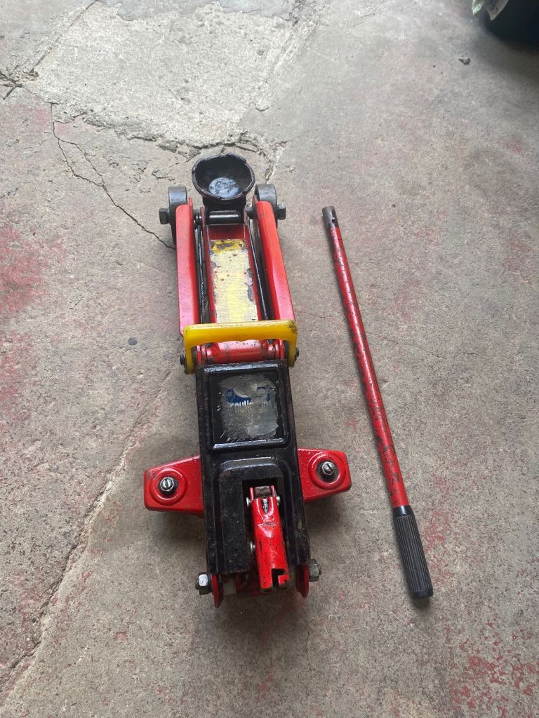 Heavy duty 2 tonne trolley jack comes with handle used condition