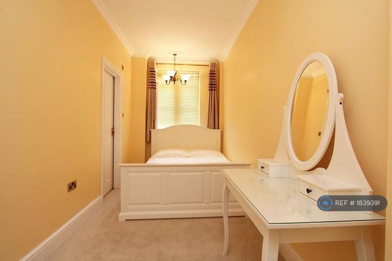 2 bedroom flat in Tavistock Court, London, WC1H (2 bed) (#1839391)