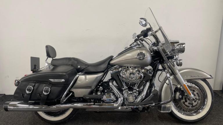 HARLEY-DAVIDSON TOURING FLHRC ROAD KING CLASSIC * CRUISE - SCREEN - VandH PIPE