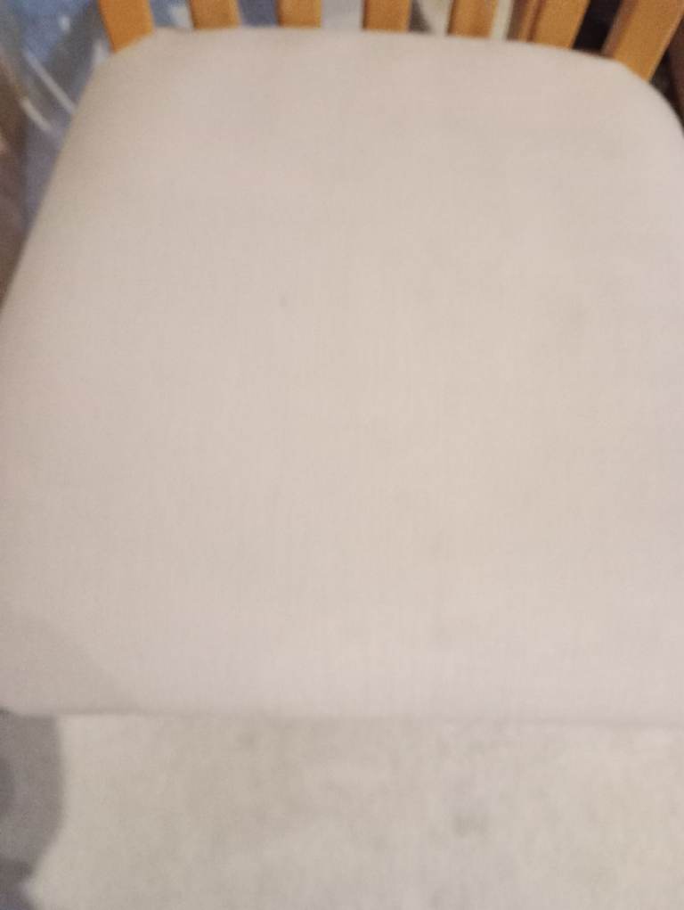 Solid oak dining table and chairs set (can deliver)