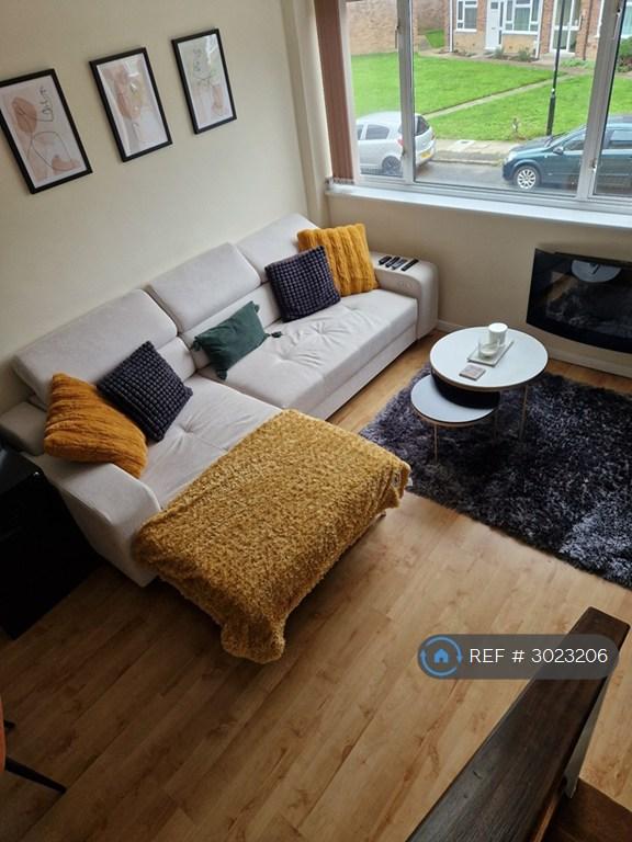 2 bedroom flat in Travellers Way, Hounslow, TW4 (2 bed) (#3023206)
