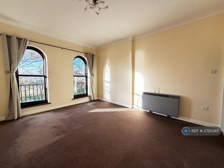 2 bedroom flat in Marks Court, Southend-On-Sea, SS1 (2 bed) (#2720345)