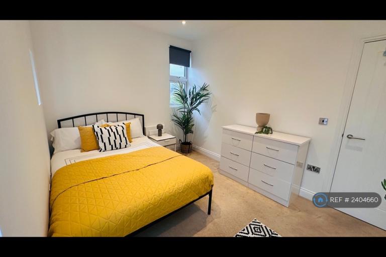 3 bedroom flat in Balham, London, SW12 (3 bed) (#2404660)
