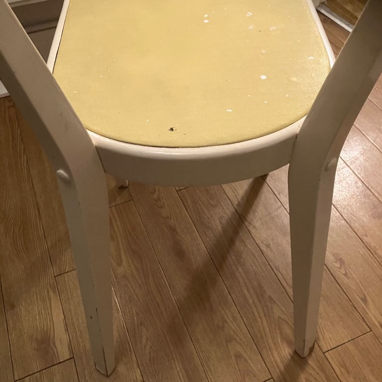 Set of 4 Retro cafe white chairs wooden seats 4 chairs included 