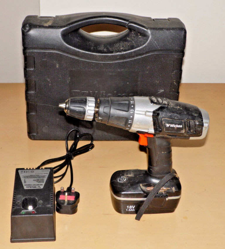 WICKES 2 SPEED CORDLESS SCREWDRIVER HAMMER DRILL WITH TORQUE HARD CASE & EXTRAS