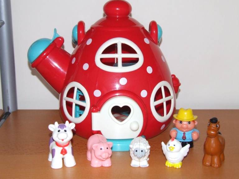 FREE ELC Happyland teapot with some animal figures included