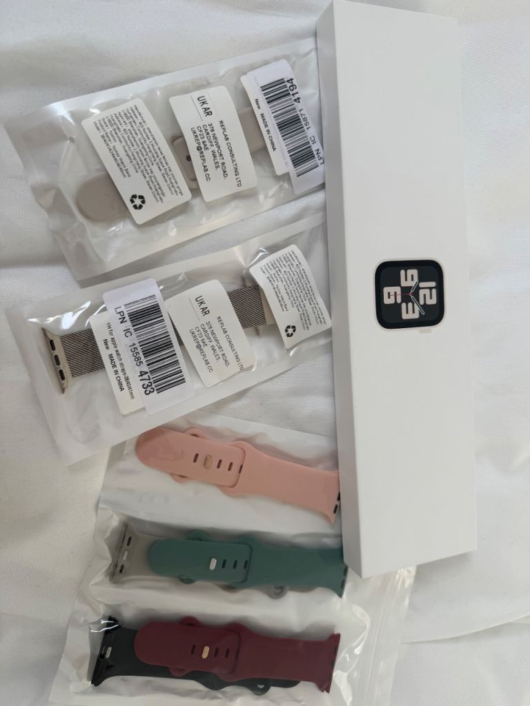 Apple Watch SE 40mm Starlight with Original Box, Straps and 7 Additional Straps