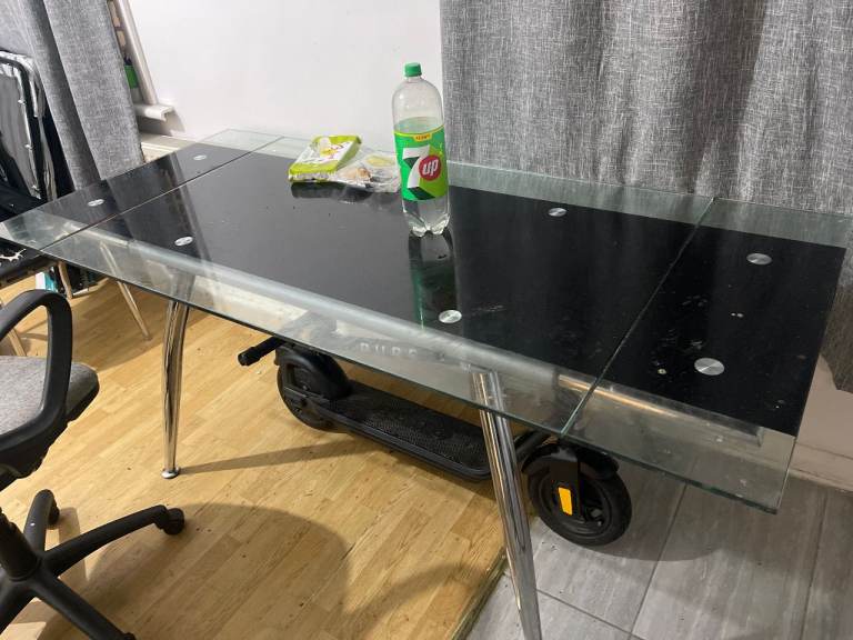 Modern Extendable Glass Dining Table – 6 Seater