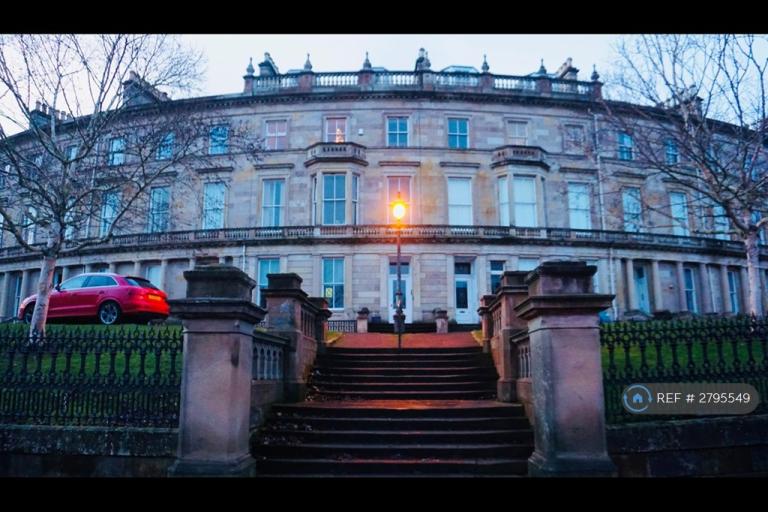 2 bedroom flat in Crown Circus, Glasgow, G12 (2 bed) (#2795549)