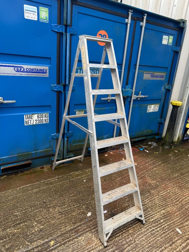 Step ladder 8 steps in total good condition