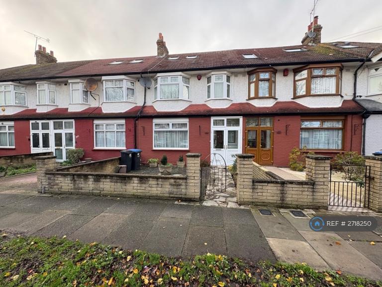 5 bedroom house in Princes Avenue, London, N13 (5 bed) (#2718250)