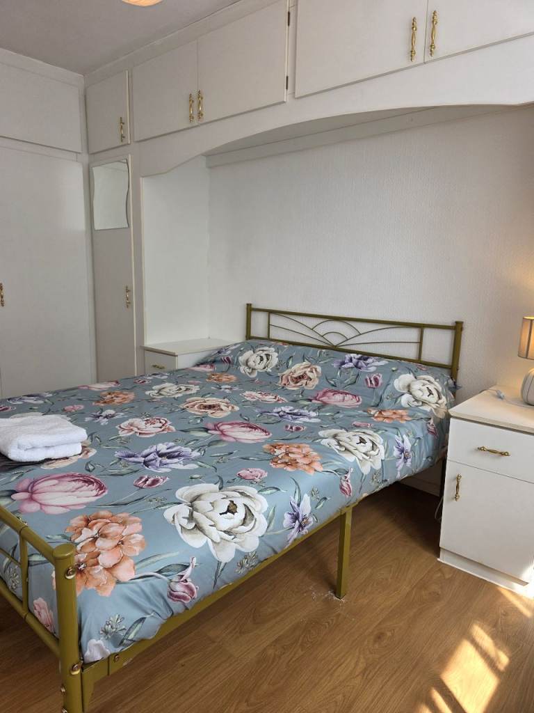 Modern Two-Bedroom Flat – Convenient Location