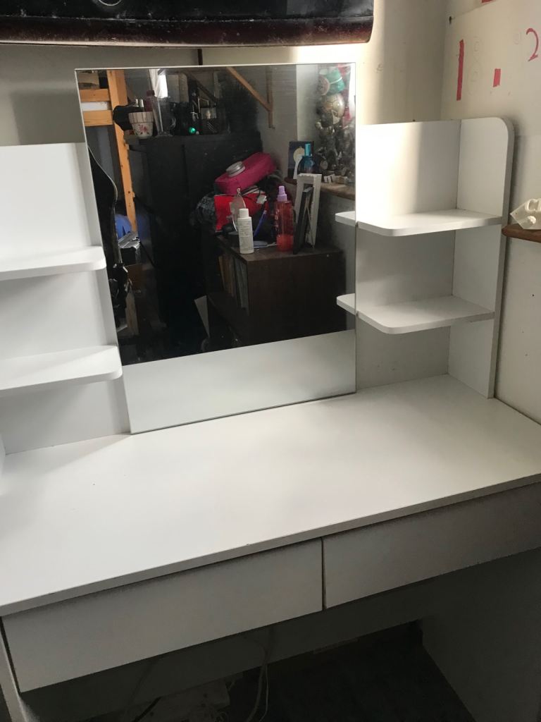 White dressing table with lights 