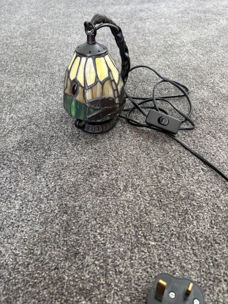 Lovely Tiffany Style Table Lamp with Dragonfly Design