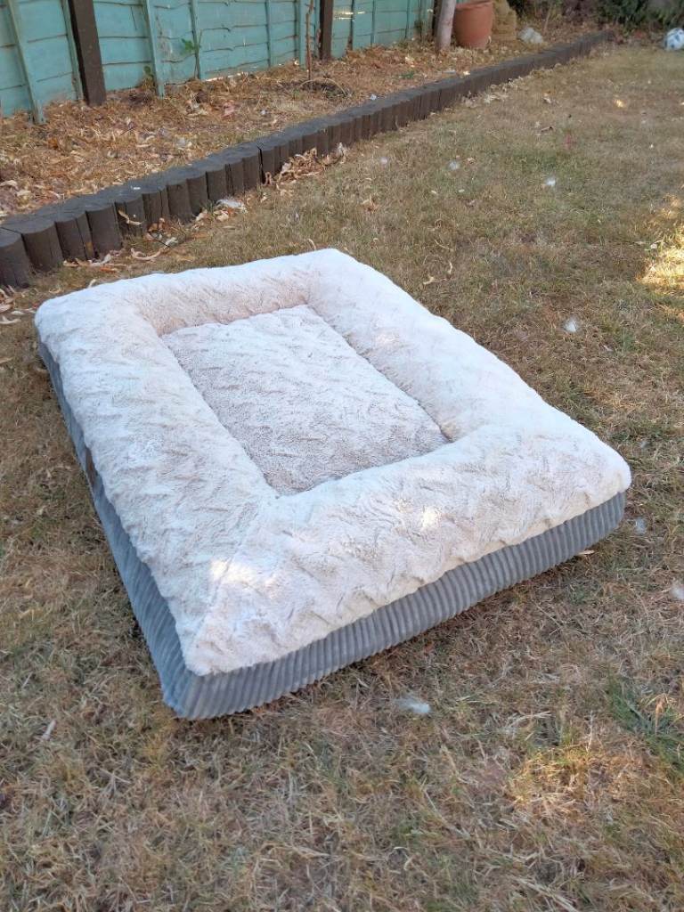 A quality large dog bed, Brand: Hünd