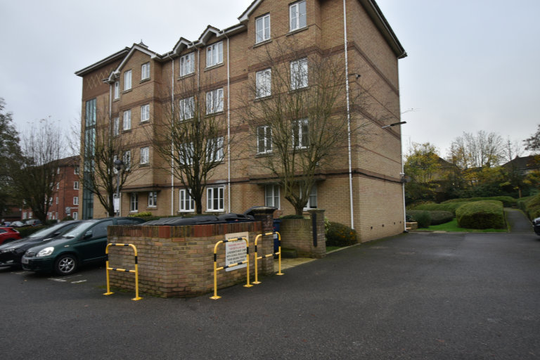 2 bedroom flat in Sheepcote Road, HA1