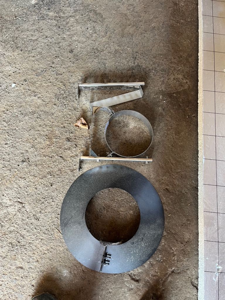 Fire stove flue fittings bracket
