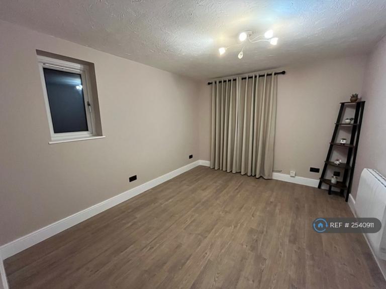 1 bedroom flat in Rabournmead Drive, Northolt, UB5 (1 bed) (#2540911)