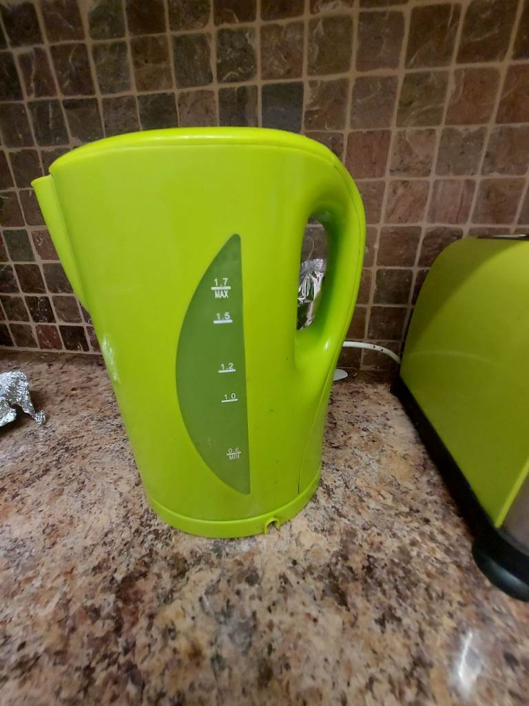Lime Green Toaster and Kettle Set – Good Condition