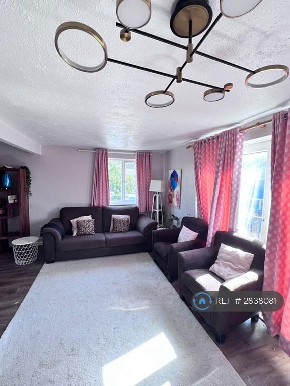 2 bedroom flat in Shears Court, Sunbury-On-Thames, TW16 (2 bed) (#2838081)