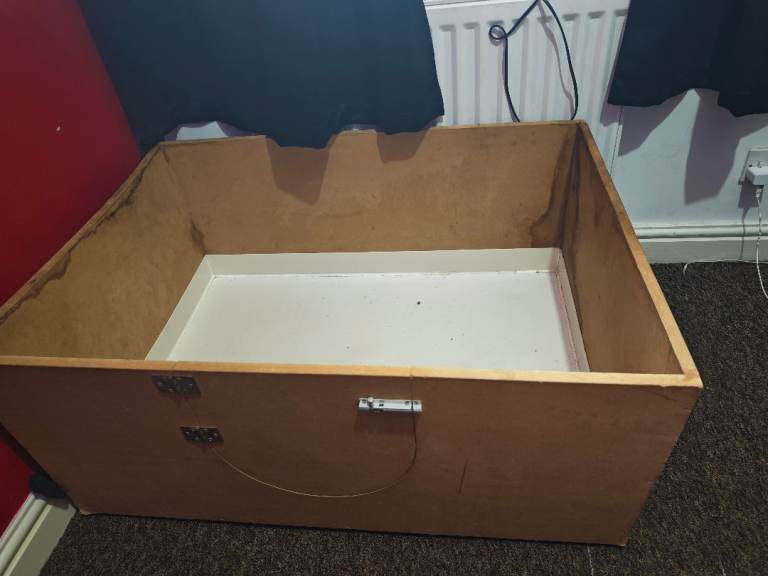 Whelping box.