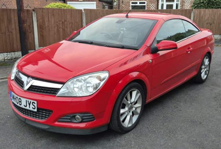 Automatic - Convertible. Leather seats. Serviced 12 times. 2008 Vauxhall Astra TwinTop Design 1.8
