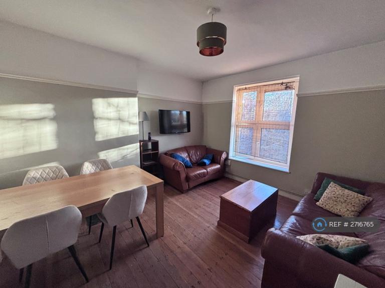 4 bedroom flat in Lostock House, London, SW8 (4 bed) (#2716765)