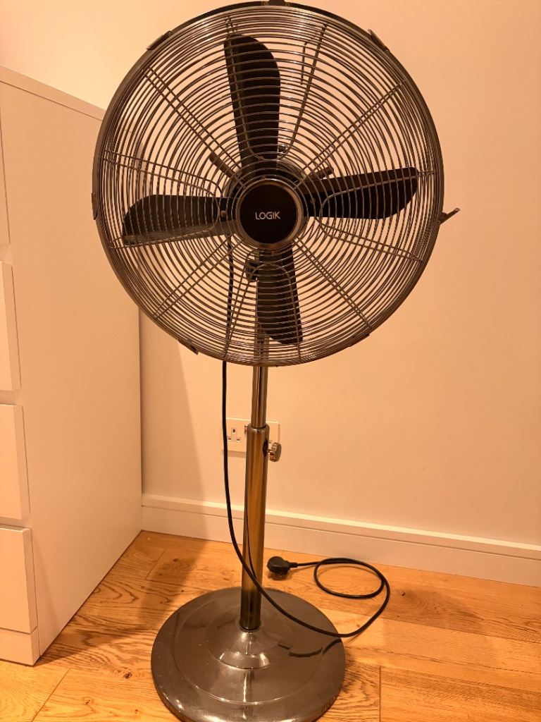 Height adjustable floor fan