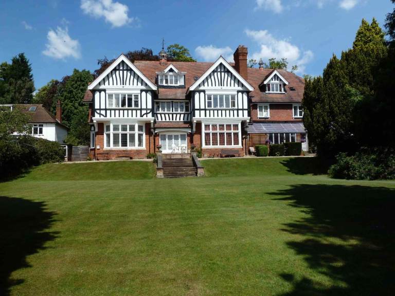 Self contained single fully furn studio flat. In a quiet Victorian Manor house Stoneygate. £500 pcm.