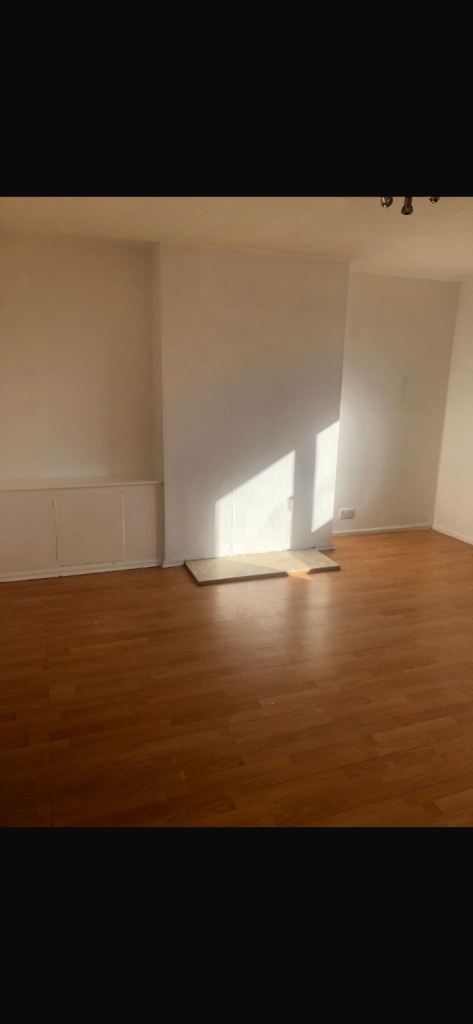 Lovely big 3 double bedroom flat in Clydebank 