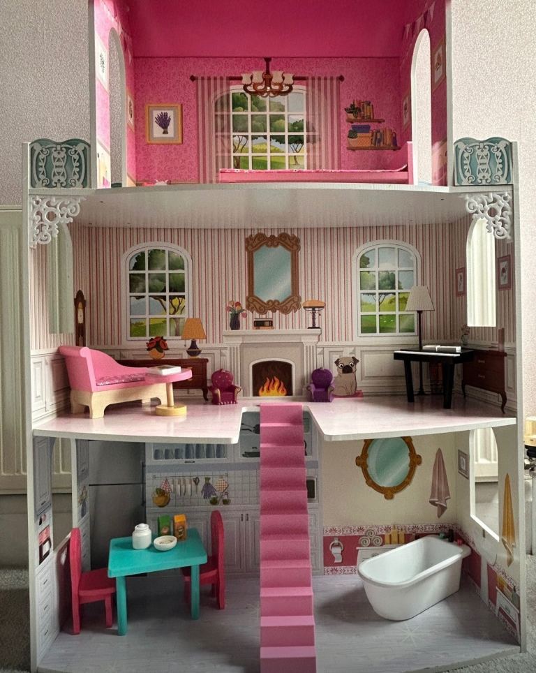 Doll house excellent condition 