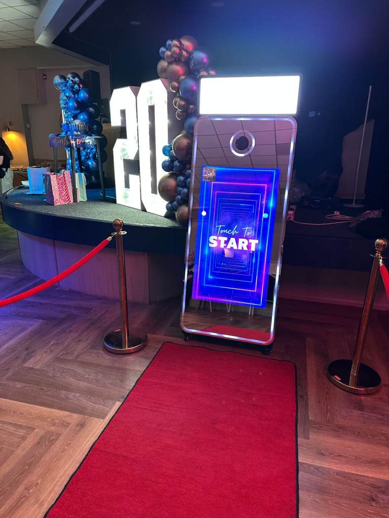 MAGIC MIRROR PHOTO BOOTH HIRE, UK WIDE