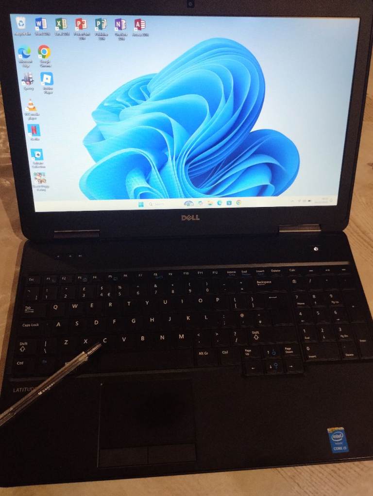 Bigger screen Windows 11, Dell 8GB RAM, i5, 240GB SSD , WebCam, HDMI, DVD. Full Office, bag