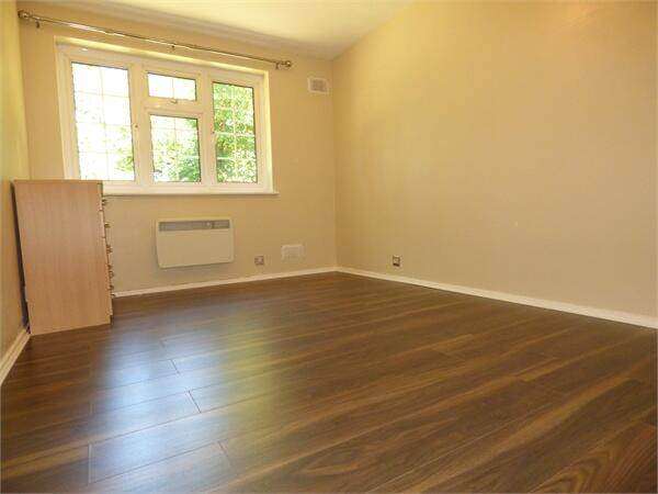 2 BED SPACIOUS PROPERTY WITH PARKING CLOSE TO TOWN CENTRE