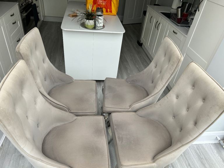 Velvet dinning chairs with lion head knocker table not included just for show.