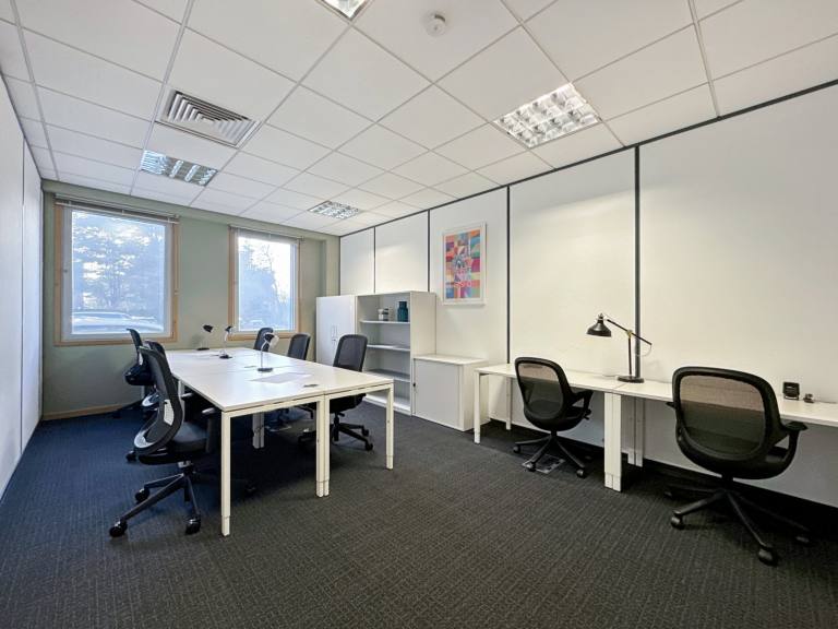 Heathrow - UB7 0EB \ Office Space for Rent with 5 Desks