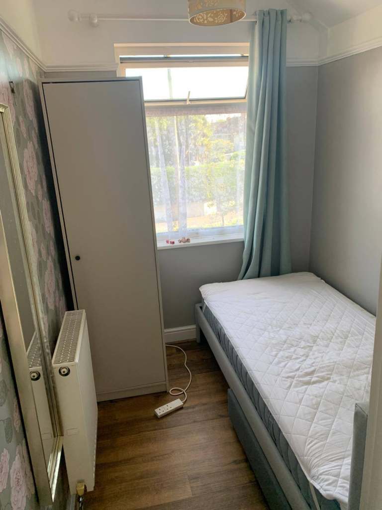 Single reasonable room in SN2 