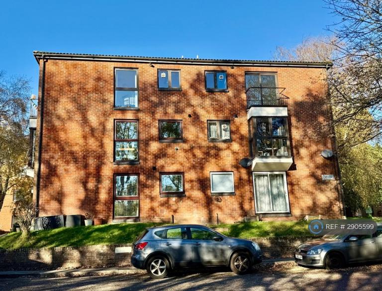 2 bedroom flat in Upper Weybourne Lane, Farnham, GU9 (2 bed) (#2905599)