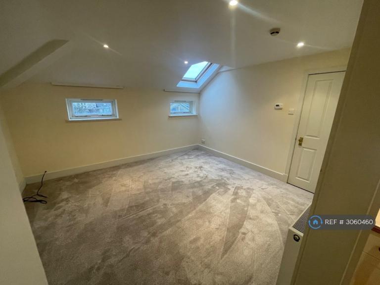 2 bedroom flat in Victoria Court, Cirencester, GL7 (2 bed) (#3060460)