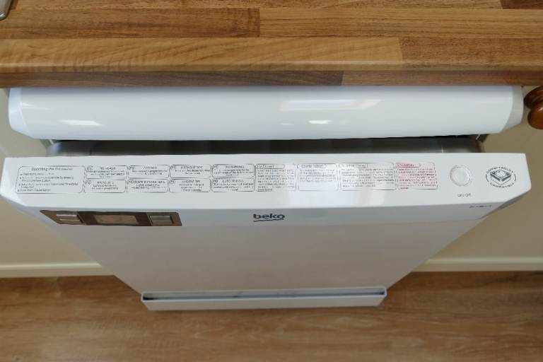 BEKO 13 PLACE SETTING DISHWASHER MODEL DSFN 6839 W